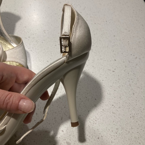 Gorgeous ivory satin high heels - Picture 5 of 7